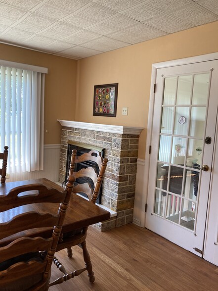 dining area/french doors to sunroom - 741 Ferdinand St