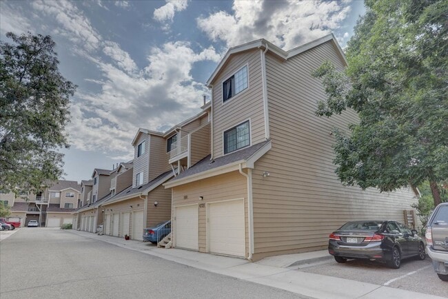 Building Photo - Top Floor FURNISHED 1 Bed/Office/Loft in P...
