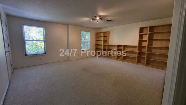 Building Photo - Stunning Home in Tranquil SW Neighborhood