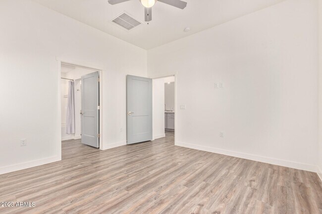 Building Photo - 1500 E Wahalla Ln