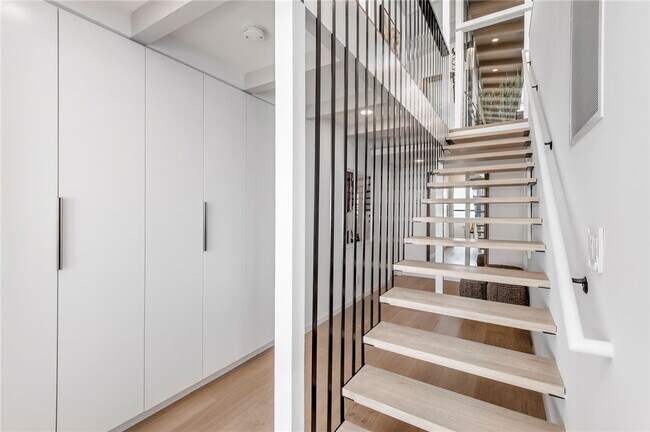 Building Photo - 816 The Strand