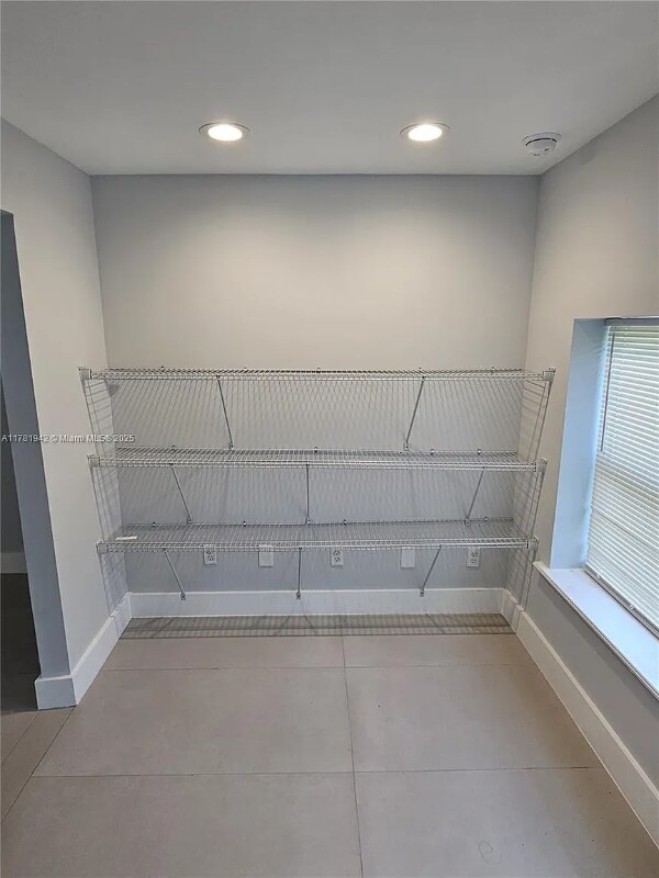 Building Photo - 1410 Altaloma Ave