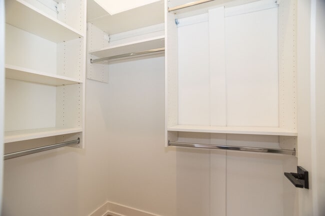 Building Photo - 2256 N Sawyer Ave