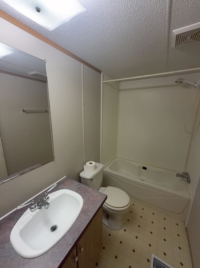 Building Photo - Charming 2 Bedroom Mobile Home