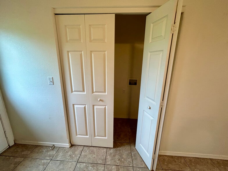 Building Photo - 63020 E 285 Ct