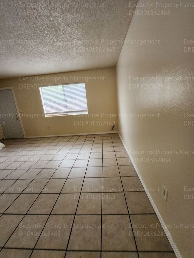 Building Photo - Townhouse unit. 2 bedrooms 1.5 bath call o...