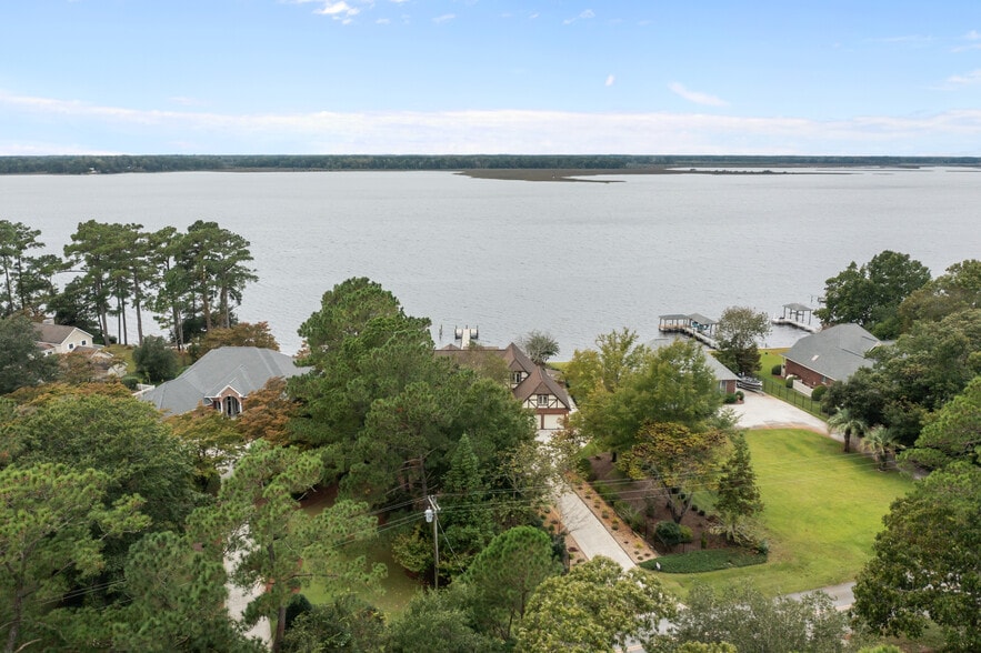 Building Photo - 138 White Oak Bluff Rd