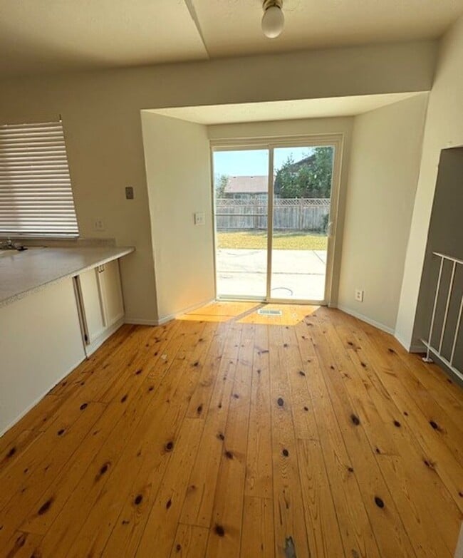 Building Photo - 3 Bedroom / 2 Bath Home in Kearns!