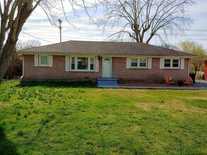 Building Photo - AVAILABLE NOW. 3 Bd 1 Bath over 1,400 sq f...