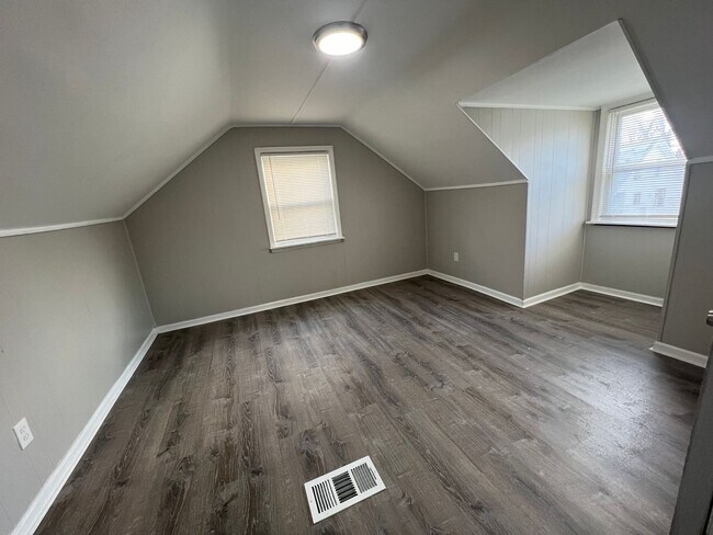 Building Photo - Newly Renovated 4 Bedroom / 2 Bathroom Woo...