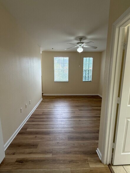 Master Bedroom - 10075 Gate Pky N