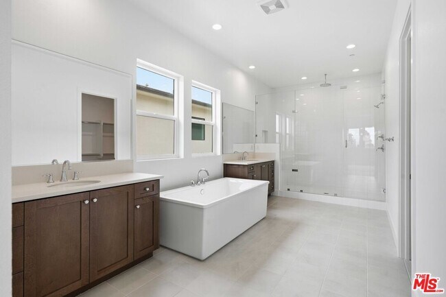 Building Photo - 20568 Edgewood Ct