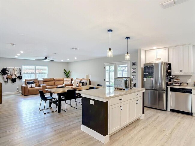 Building Photo - 8676 Hillside Dr