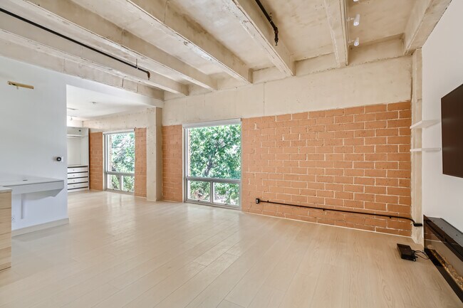 Building Photo - 1115 S Alamo St