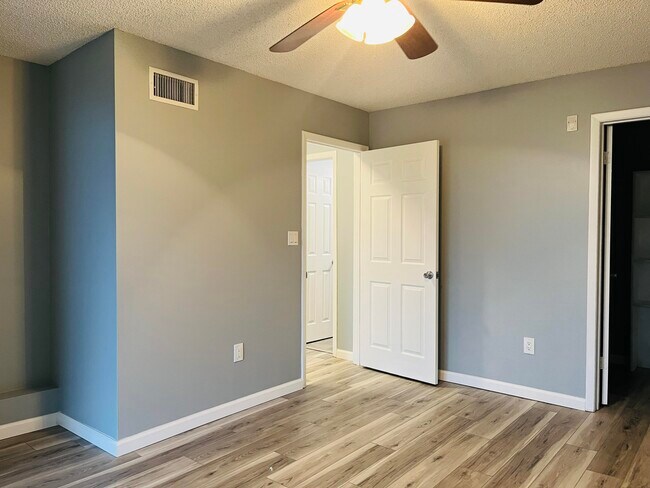 Building Photo - 225 S Tropical Trail