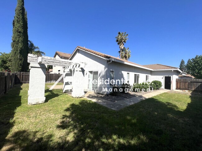 Building Photo - Wonderful Roseville 3bd/2ba House With 3 C...