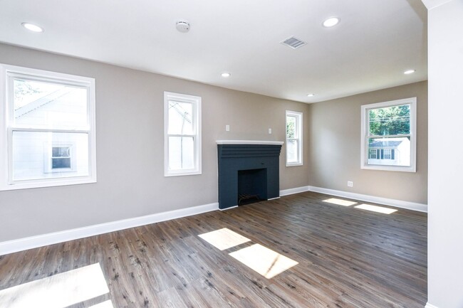 Building Photo - 4 Bedroom 2.5 Bathroom Open Floor Plan 3 S...