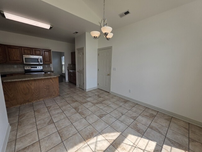 Building Photo - 302 Cross Creek Dr