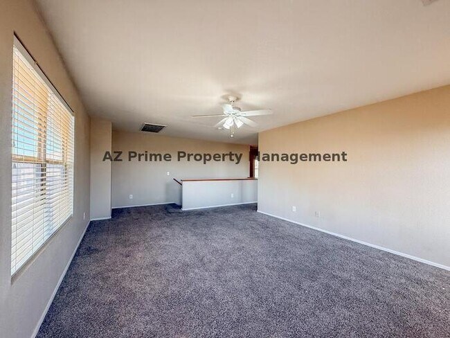 Building Photo - 583 W Racine Loop