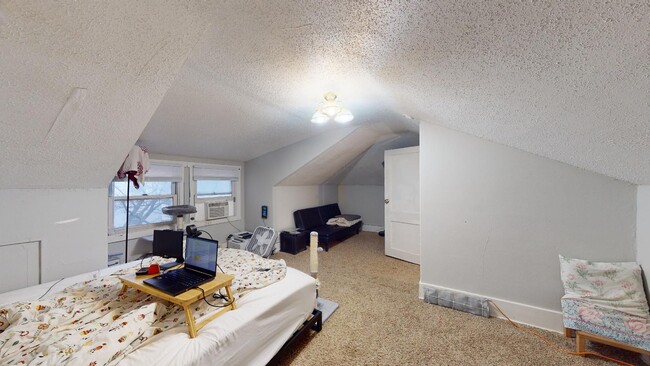 Building Photo - Walk to Restaurants and Shopping