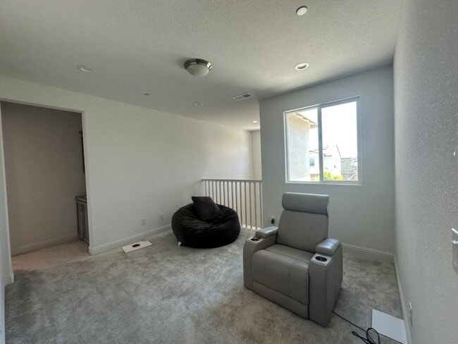Building Photo - Spacious 4-Bedroom, 3-Bath Home in Southea...