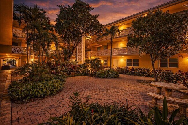 Building Photo - 815 Middle River Dr