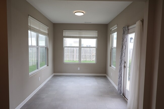 Building Photo - 1899 Lakecrest Dr