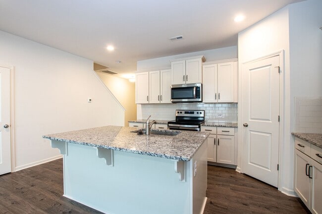 Building Photo - BEAUTIFUL 3 Bedroom Town home Bonterra Village - APRIL 2026