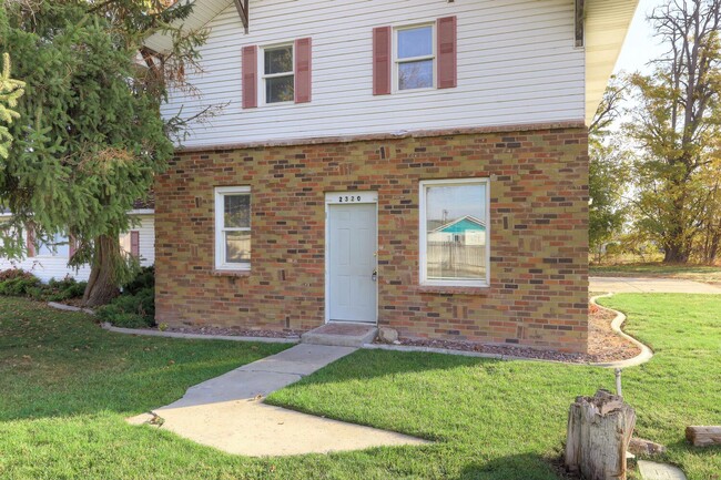 Building Photo - Dewey Duplex