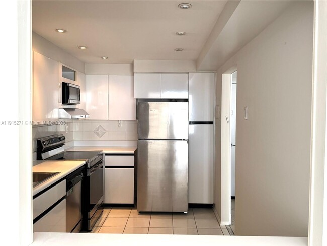 Building Photo - 3731 N Country Club Dr