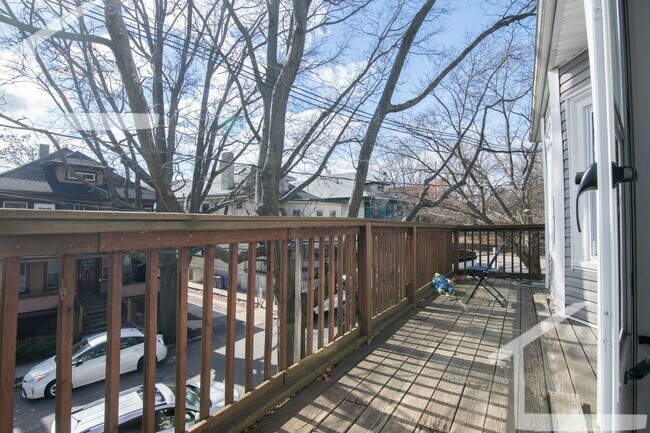 Building Photo - 9/1 Large two-level 5BR/2BA near MBTA, BU & more