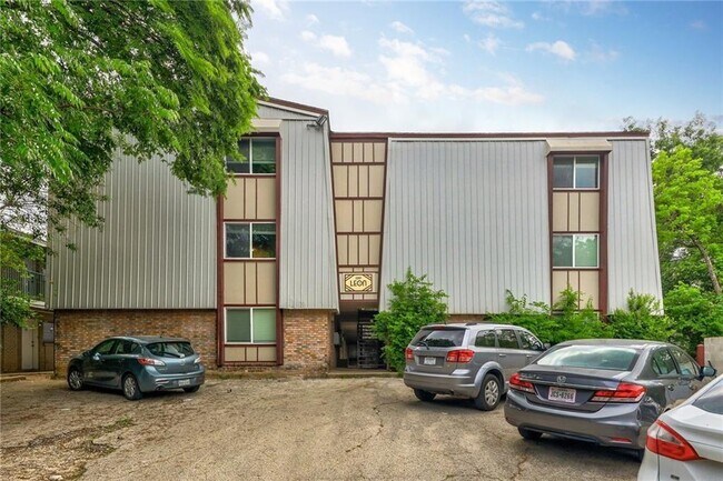 Building Photo - 2207 Leon St