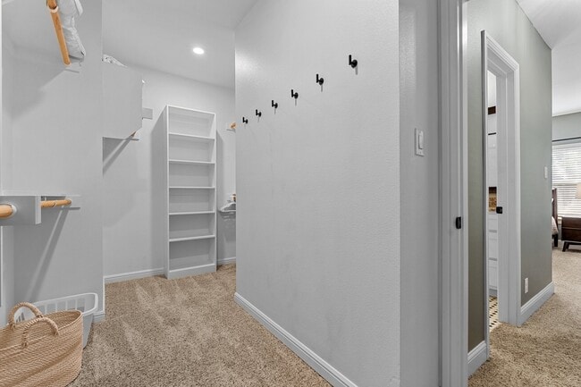 Building Photo - 607 S Alamo St