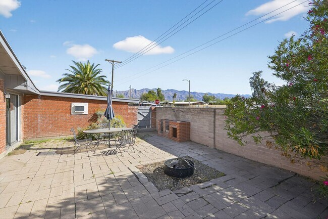Building Photo - 2272 E Blacklidge Dr