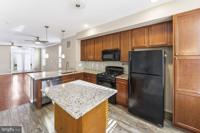 Building Photo - Amazing 3 bedroom/3.5 bathroom Townhouse