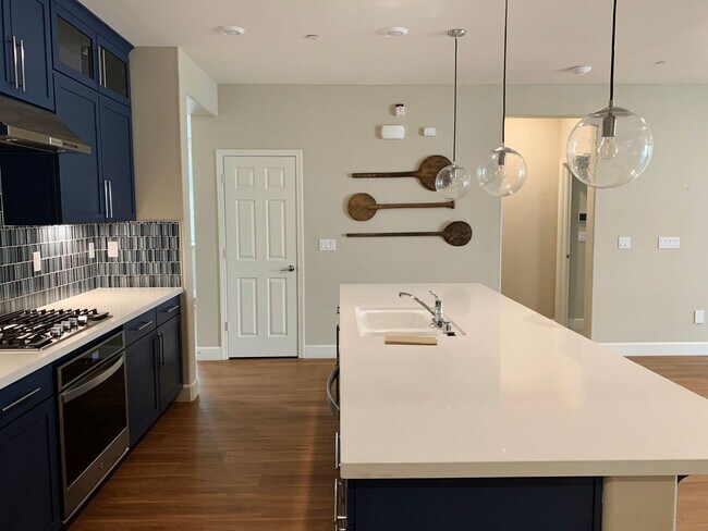 Building Photo - Single Story Craftsmen in Hollister