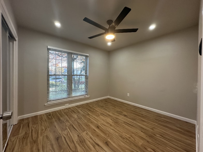 Building Photo - 1149 Midway Dr