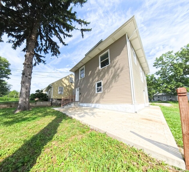 Building Photo - Updated 6 bedroom 2 bathroom home