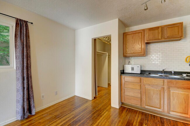 Building Photo - 306 Stanford Dr SE