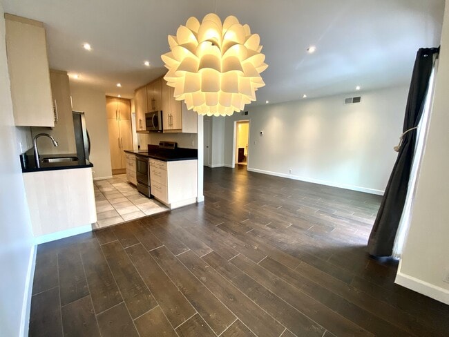 Building Photo - 1250 Kings Rd