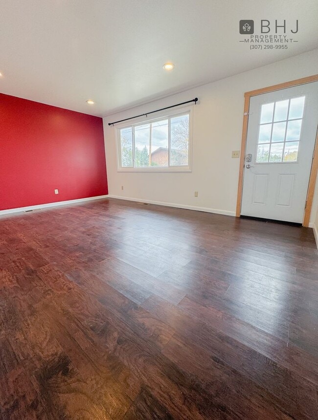 Building Photo - Pet Friendly 2 bed/ 2 bath single family h...