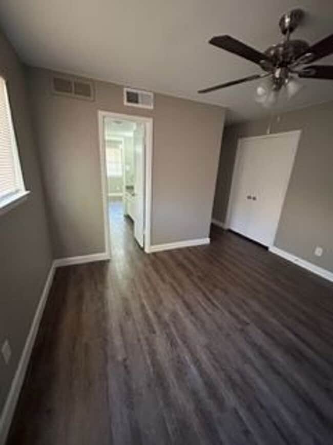 Building Photo - 400 Donnell Dr