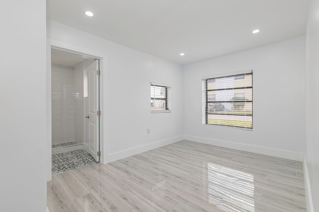 Building Photo - 1313 SW 37th Ave