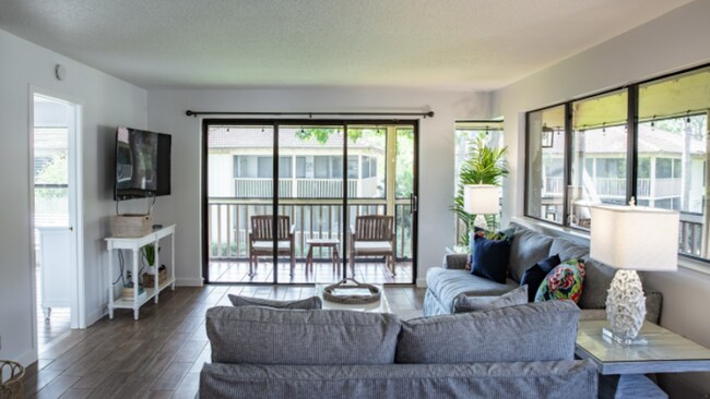 Living - 632 Brackenwood Cove