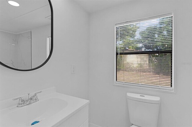 Building Photo - 33514 Luana Ct