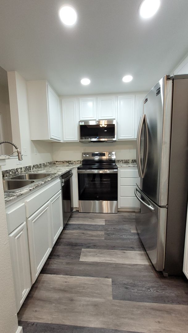 Building Photo - River Colony townhome - centrally located