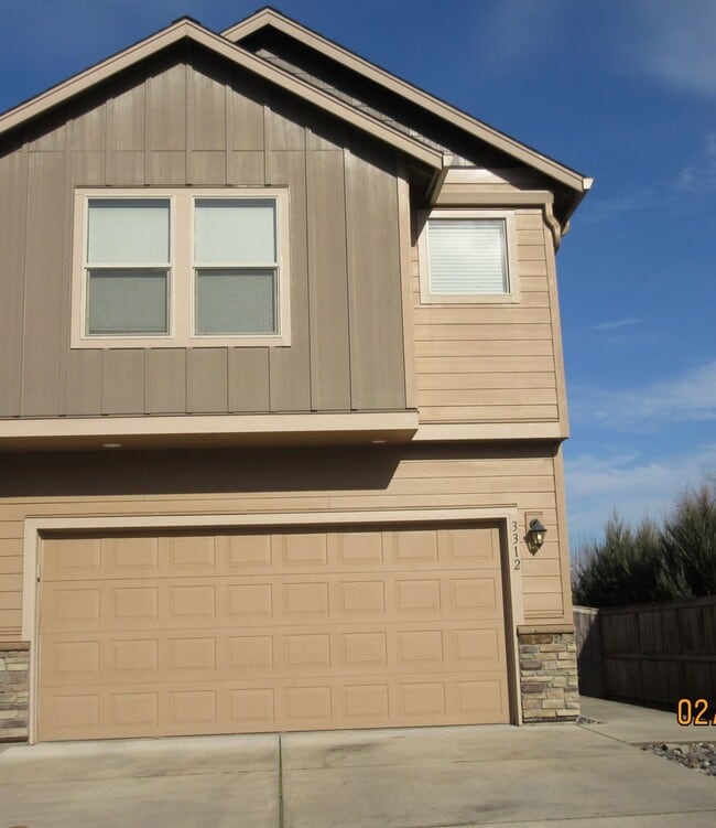 Building Photo - Gorgeous Townhome in Ridgefield!