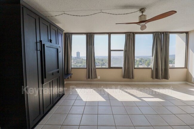 Building Photo - 410 W 7th St