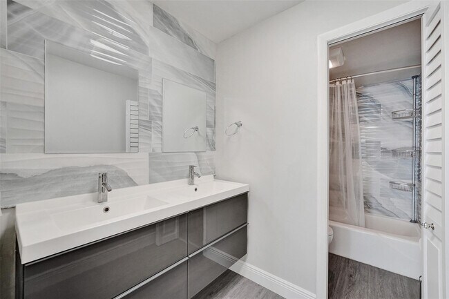 Building Photo - 3800 N Hills Dr