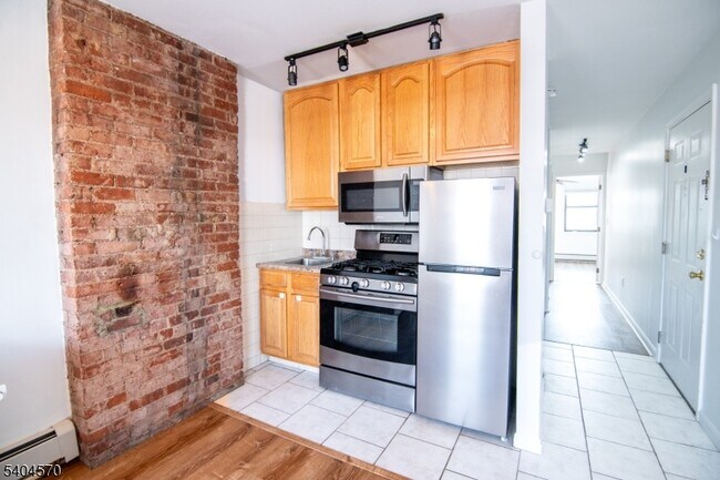 Building Photo - 220 E Broad St